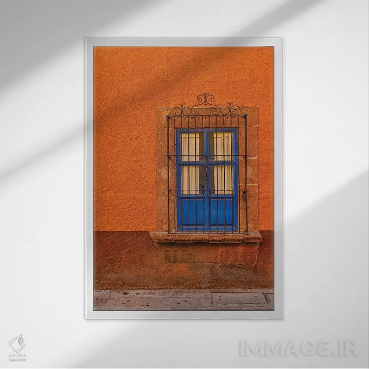 تابلو دکوراتیو سن میگل د آلنده، مکزیک. ساختمان ها و پنجره های رنگارنگ اثر دارل گالین - نمای قابدار سفید