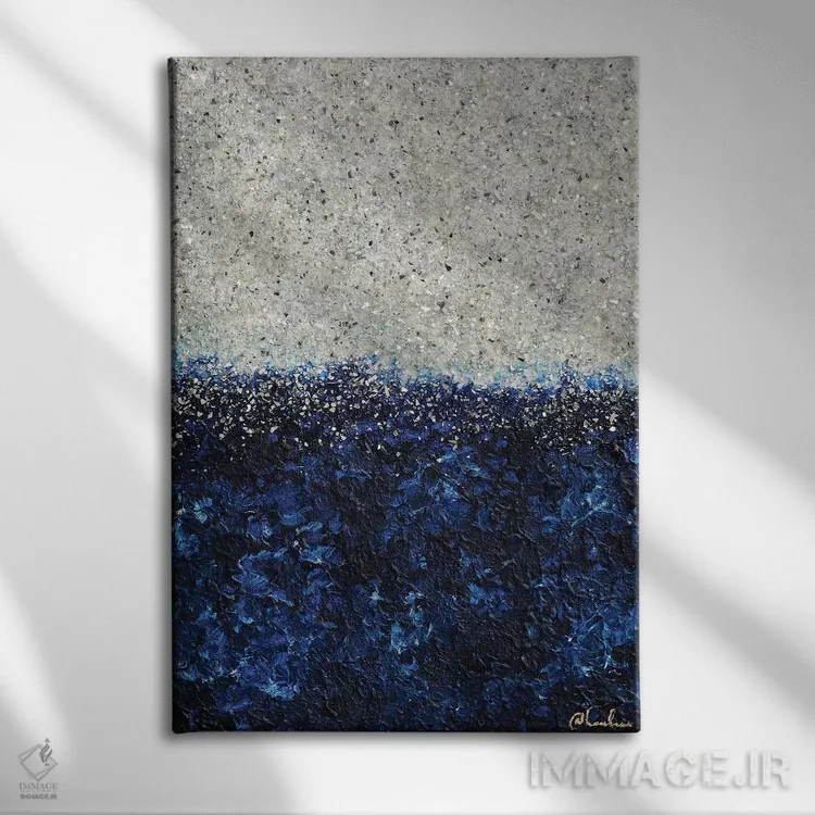 تابلو دکوراتیو یاقوت کبود نقره ای اثر نیکی چوهان - نمای روبهرو روی دیوار