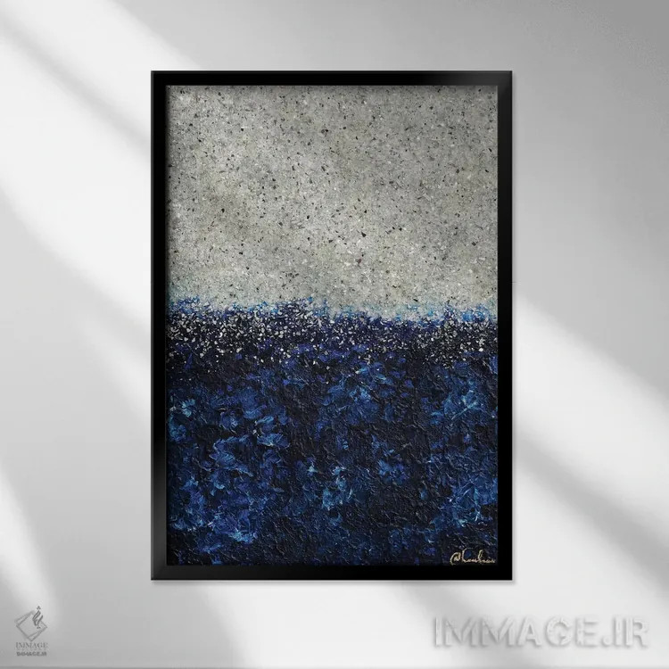 تابلو دکوراتیو یاقوت کبود نقره ای اثر نیکی چوهان - نمای قابدار مشکی