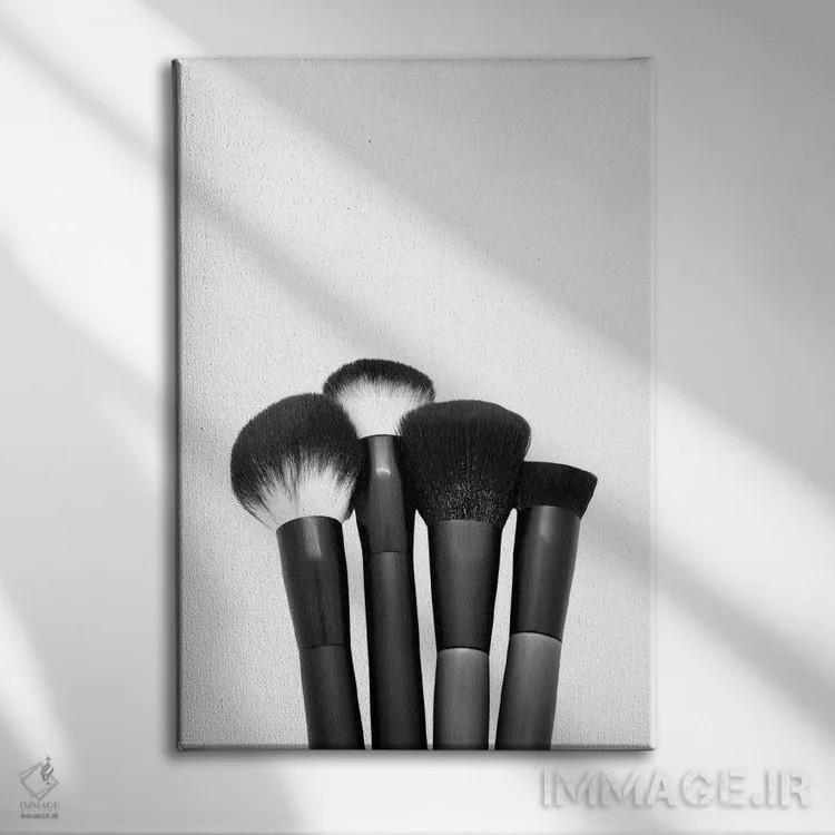 تابلو دکوراتیو قلم موهای آرایش سیاه و سفید اثر پیج ترنر - نمای روبهرو روی دیوار