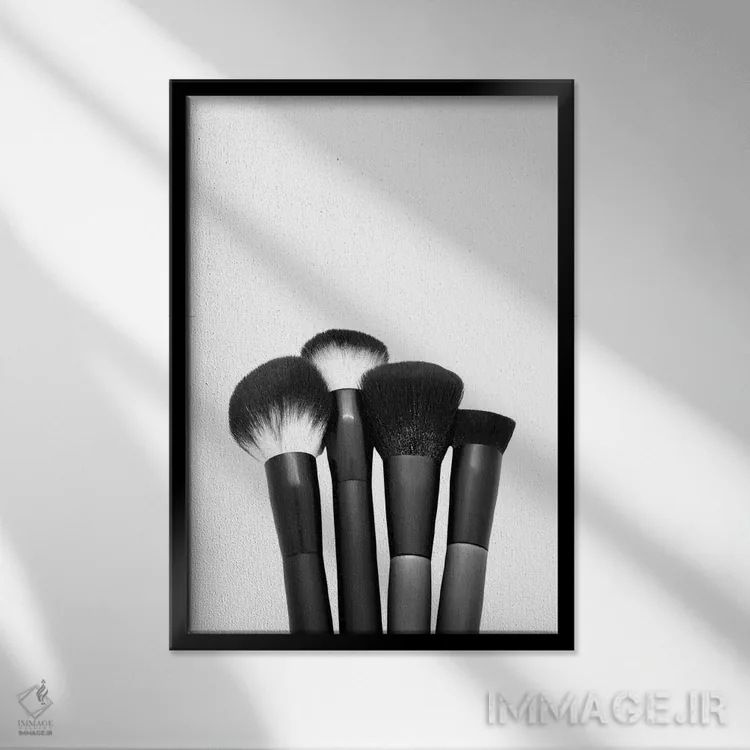 تابلو دکوراتیو قلم موهای آرایش سیاه و سفید اثر پیج ترنر - نمای قابدار مشکی