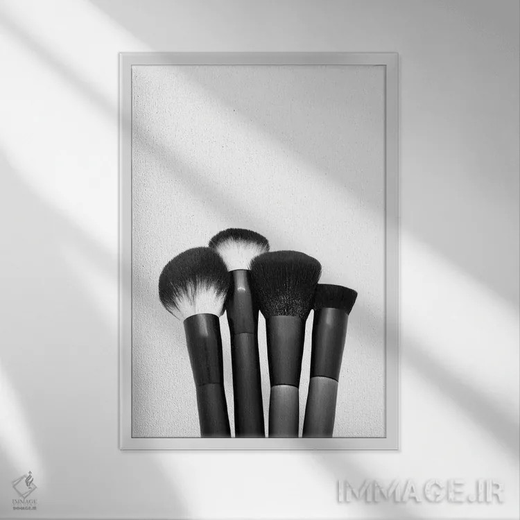 تابلو دکوراتیو قلم موهای آرایش سیاه و سفید اثر پیج ترنر - نمای قابدار سفید