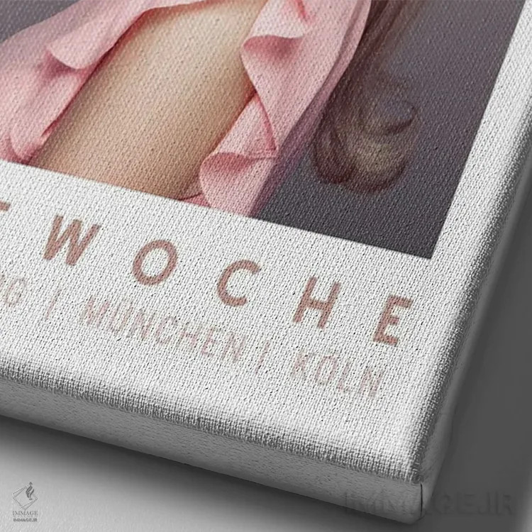 تابلو دکوراتیو جلد مجله آلمانی صورتی آدامسی با تصویر دختر با دم اسبی اثر پیج ترنر - نمای نزدیک بافت بوم