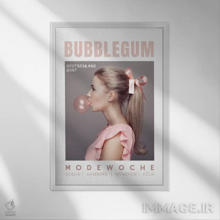 تابلو دکوراتیو جلد مجله آلمانی صورتی آدامسی با تصویر دختر با دم اسبی اثر پیج ترنر - نمای قابدار سفید