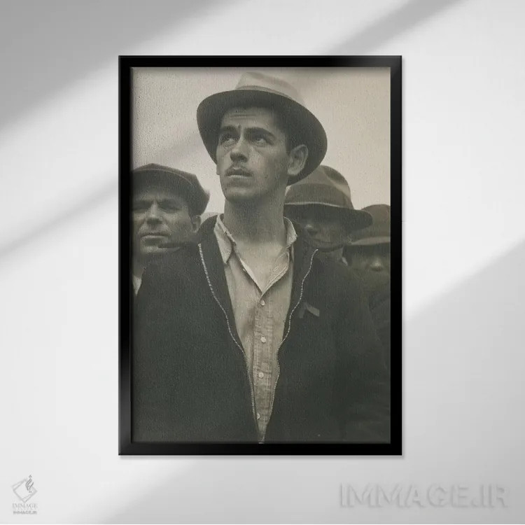 تابلو دکوراتیو مردی در یک نشست خیابانی، سانفرانسیسکو، کالیفرنیا، آمریکا اثر دوروتیا لنگ - نمای قابدار مشکی