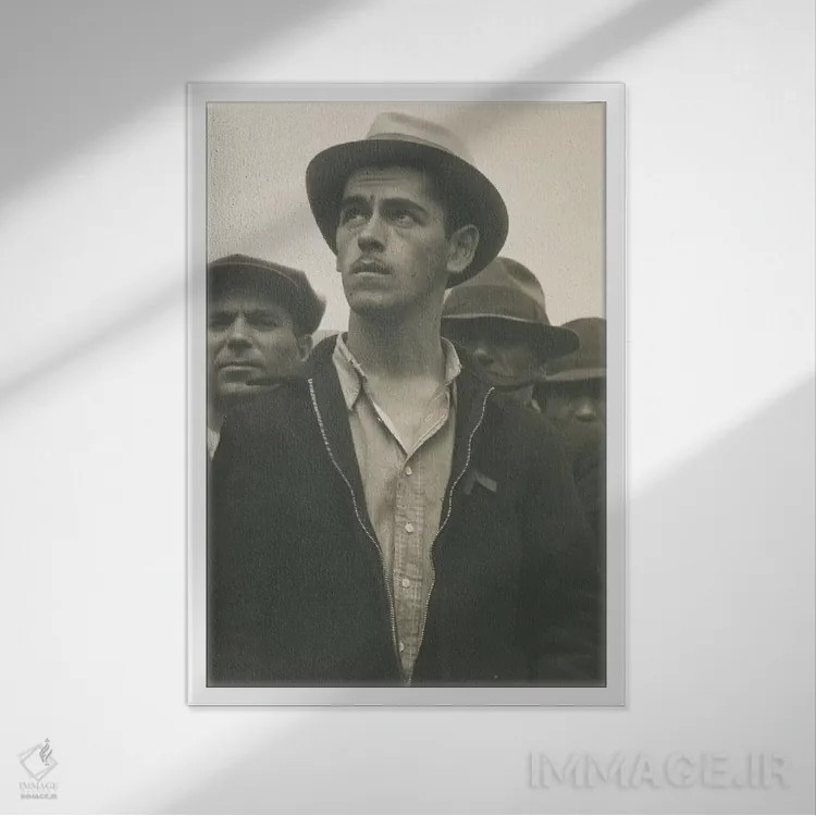 تابلو دکوراتیو مردی در یک نشست خیابانی، سانفرانسیسکو، کالیفرنیا، آمریکا اثر دوروتیا لنگ - نمای قابدار سفید