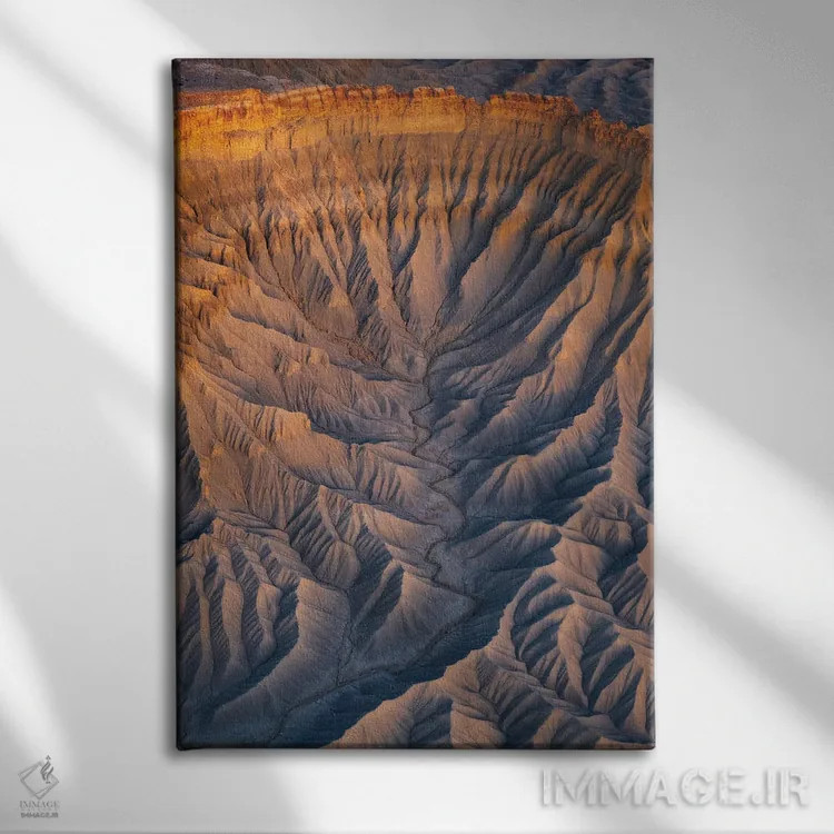 تابلو دکوراتیو تپه قیفی شکل اثر داستین لفور - نمای روبهرو روی دیوار
