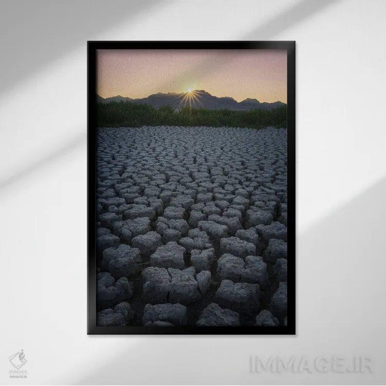 تابلو دکوراتیو زمین ترک خورده اثر داستین لفور - نمای قابدار مشکی