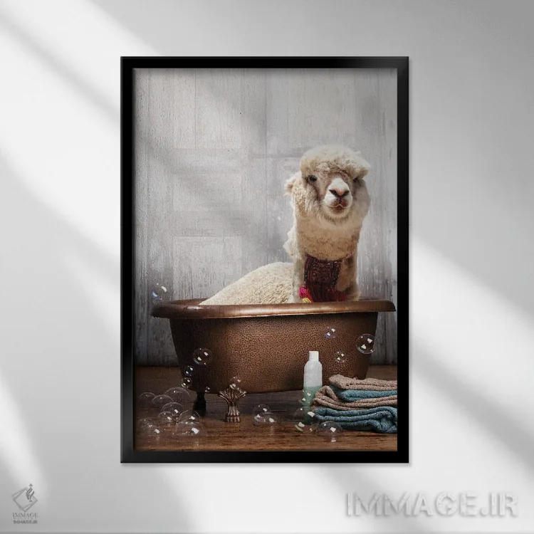 تابلو دکوراتیو لاما در وان حمام اثر دومونیک براون - نمای قابدار مشکی