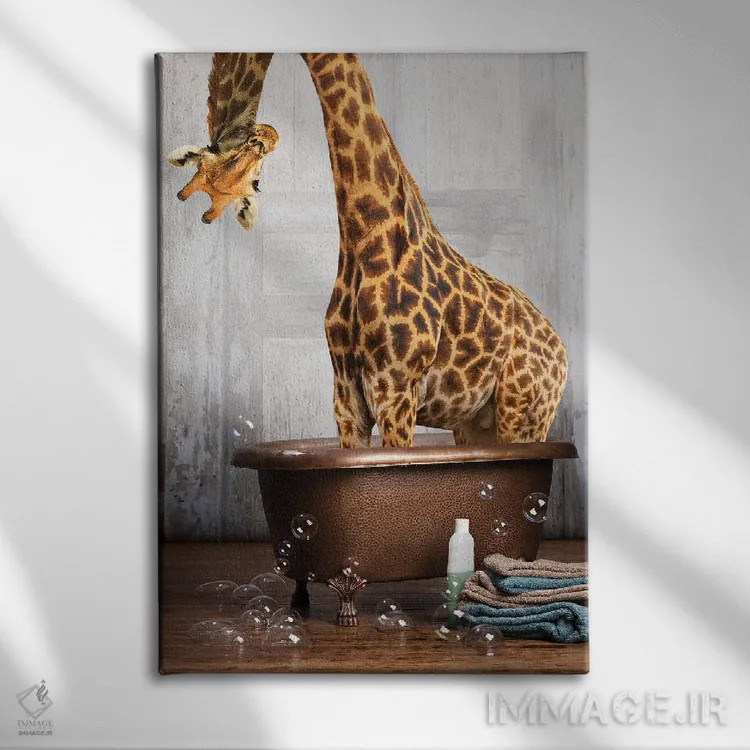 تابلو دکوراتیو زرافه در وان حمام اثر دومونیک براون - نمای روبهرو روی دیوار