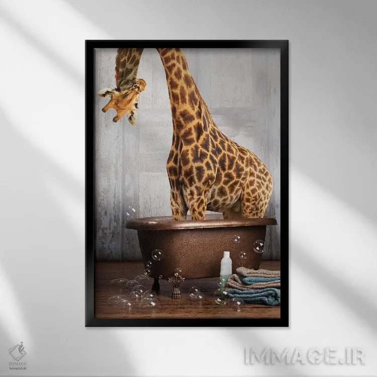 تابلو دکوراتیو زرافه در وان حمام اثر دومونیک براون - نمای قابدار مشکی