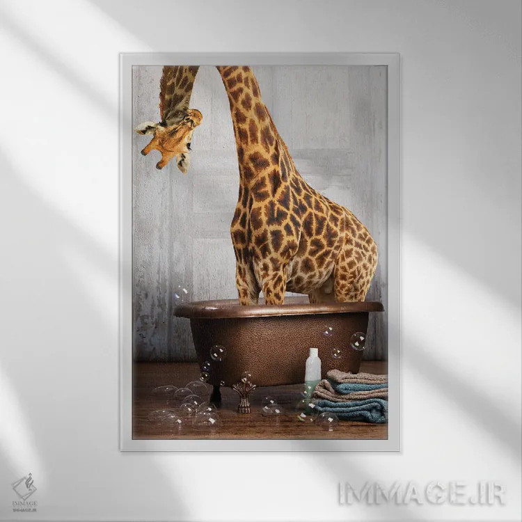 تابلو دکوراتیو زرافه در وان حمام اثر دومونیک براون - نمای قابدار سفید