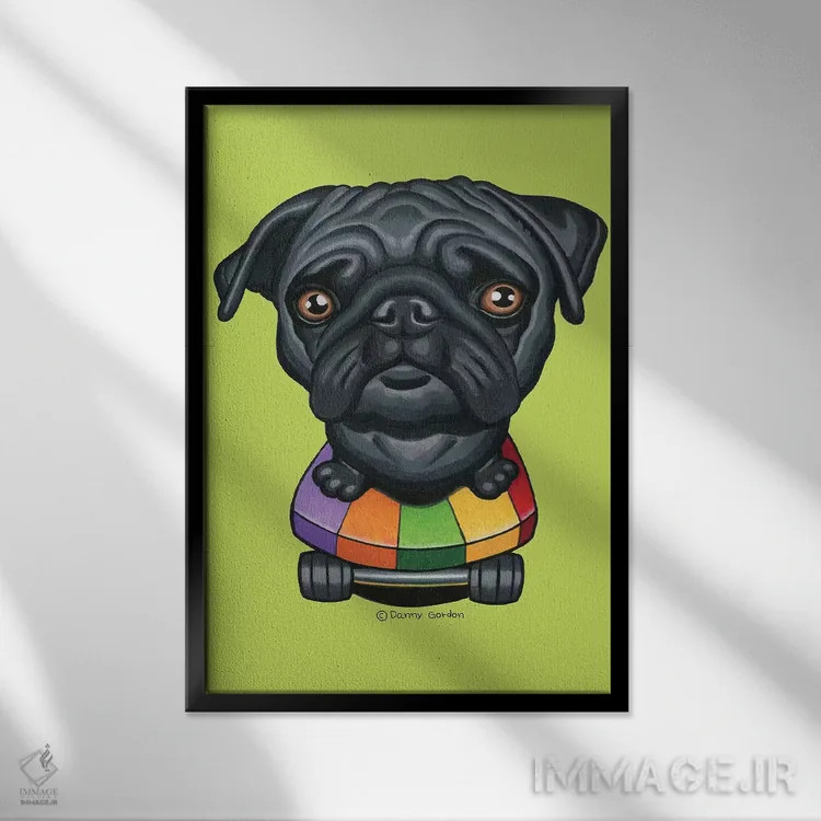 تابلو دکوراتیو پاگ با اسکیت بورد راه راه لیمویی اثر دنی گوردون - نمای قابدار مشکی