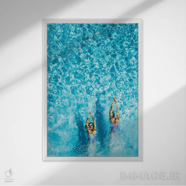 تابلو دکوراتیو دو زن که از بالا در استخر شنا می کنند اثر کاراستاک - نمای قابدار سفید