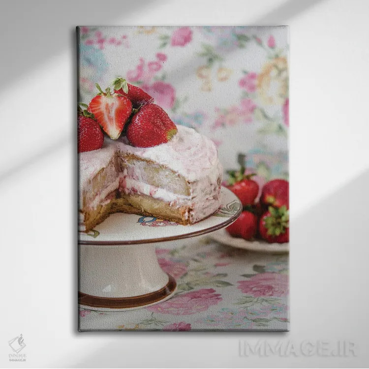 تابلو دکوراتیو کیک با خامه و توت فرنگی اثر اوا دارن - نمای روبهرو روی دیوار
