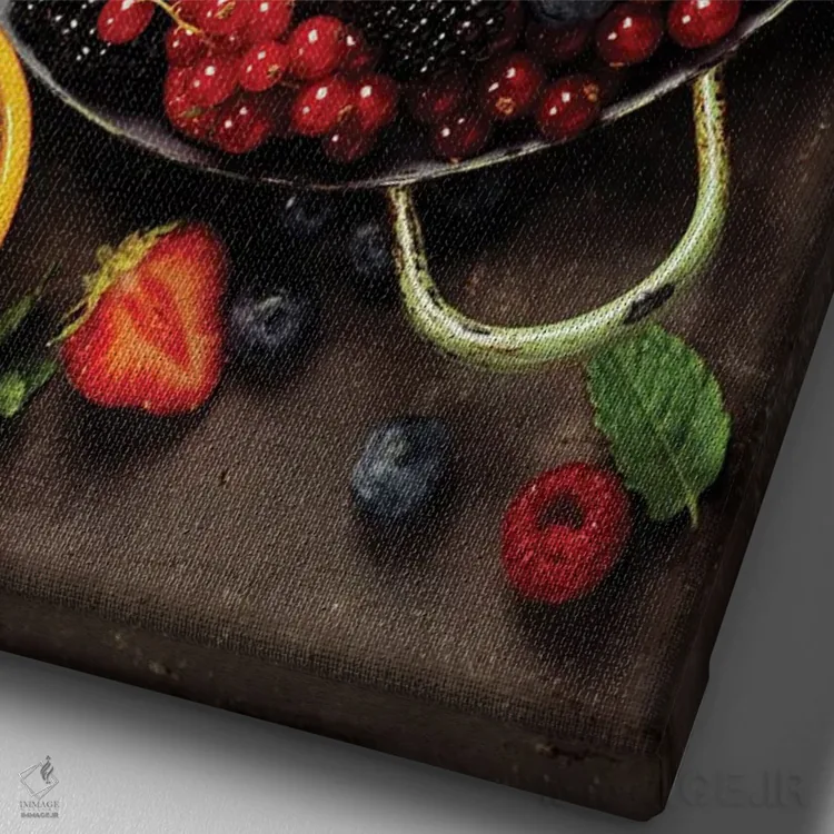 تابلو دکوراتیو میوه ها و توت های تازه در بشقاب اثر کلنووا - نمای نزدیک بافت بوم