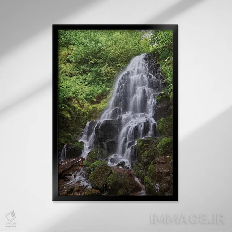 تابلو دکوراتیو آبشار مخفی اثر داتلیش - نمای قابدار مشکی