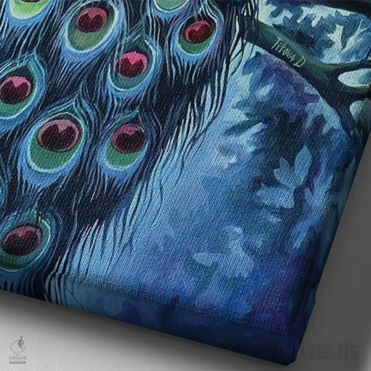 تابلو دکوراتیو طاووس آبی اثر دیانا تیتووا - نمای نزدیک بافت بوم