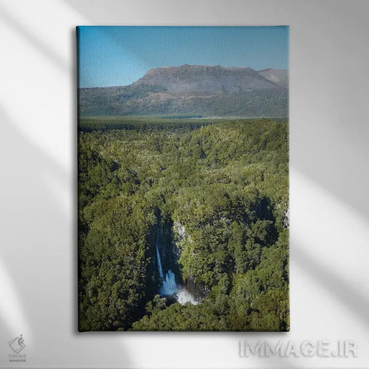 تابلو دکوراتیو آبشار تاراورا بر رودخانه تاراورا و آتشفشان کوه تاراورا، نزدیک… اثر دیوید وال - نمای روبهرو روی دیوار