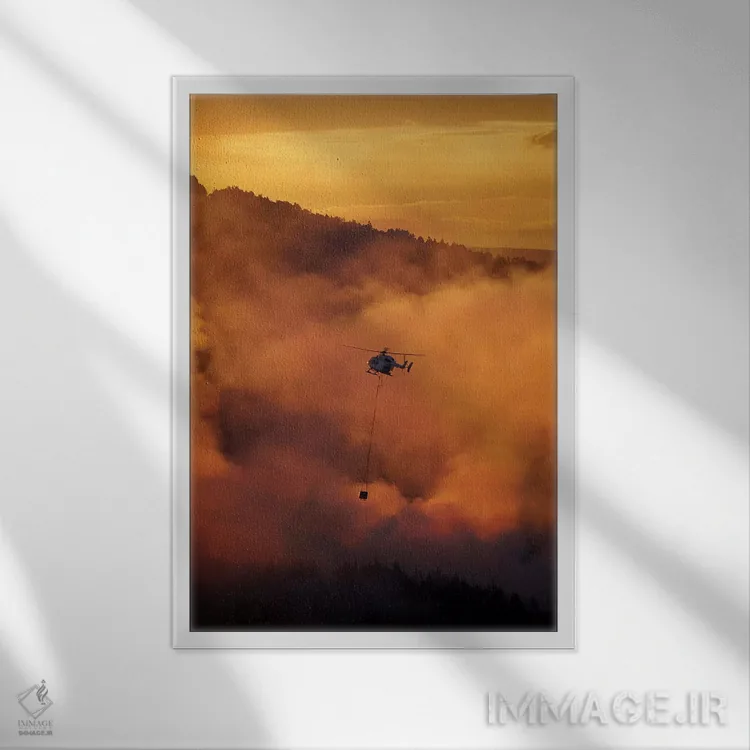 تابلو دکوراتیو غروب دودی و هلیکوپتر در حال اطفای حریق در برنساید، دونیدن، جز… اثر دیوید وال - نمای قابدار سفید