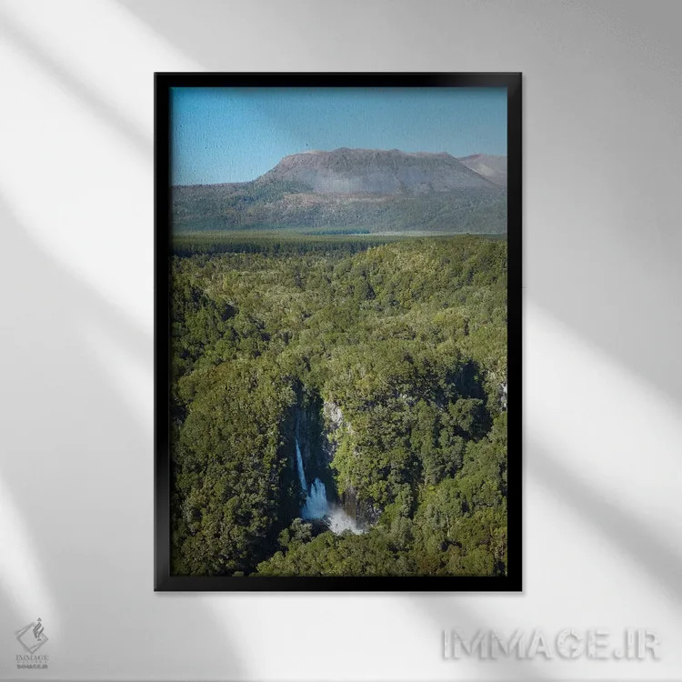 تابلو دکوراتیو آبشار تاراورا بر رودخانه تاراورا و آتشفشان کوه تاراورا، نزدیک… اثر دیوید وال - نمای قابدار مشکی