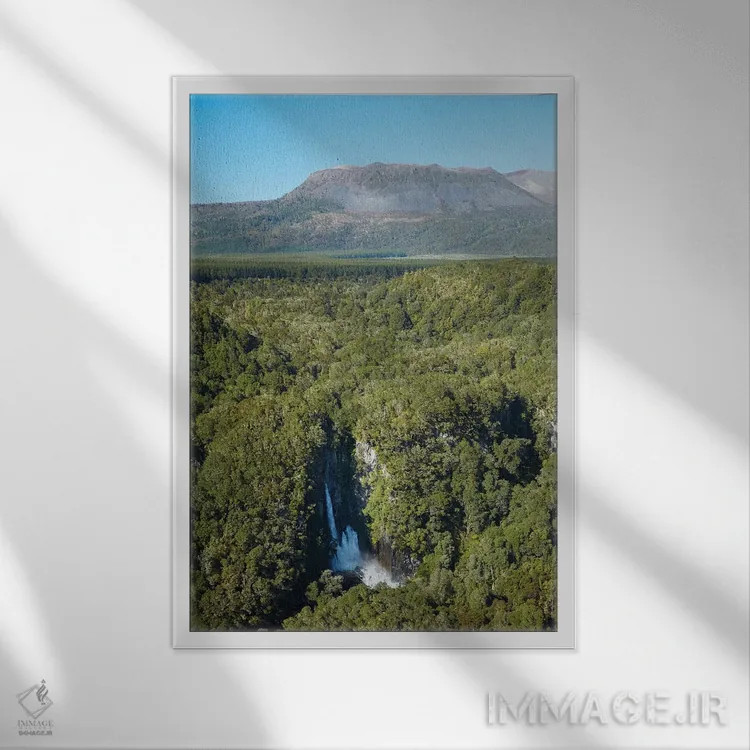 تابلو دکوراتیو آبشار تاراورا بر رودخانه تاراورا و آتشفشان کوه تاراورا، نزدیک… اثر دیوید وال - نمای قابدار سفید