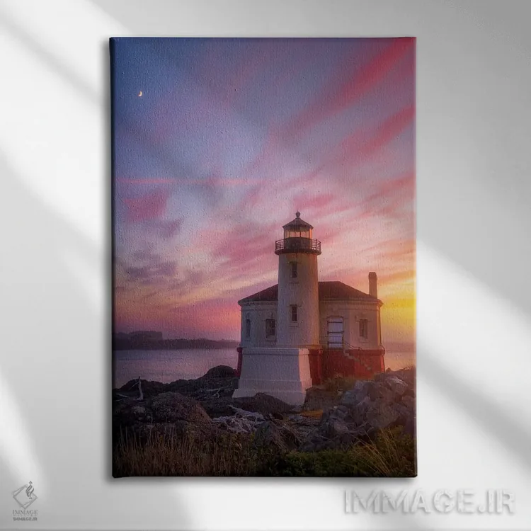 تابلو دکوراتیو ماه بر فراز فانوس دریایی اثر دارن وایت فوتوگرافی - نمای روبهرو روی دیوار