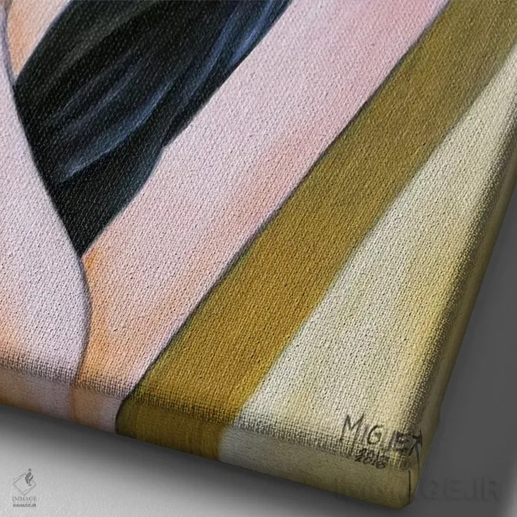 تابلو دکوراتیو مطالعه زن با جلیقه سیاه اثر دیکسی میگز - نمای نزدیک بافت بوم