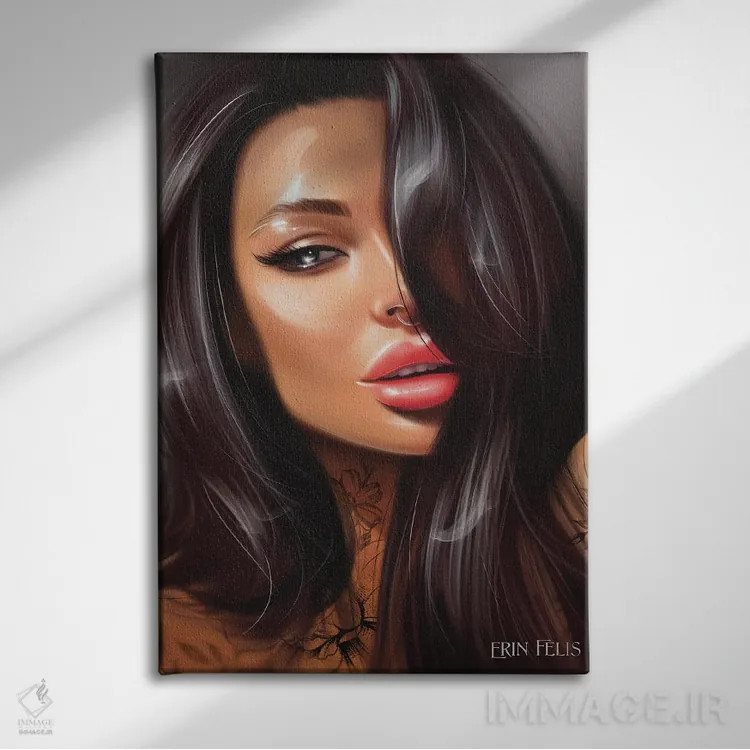 تابلو دکوراتیو زیبای مو تیره اثر ارین فلیس - نمای روبهرو روی دیوار