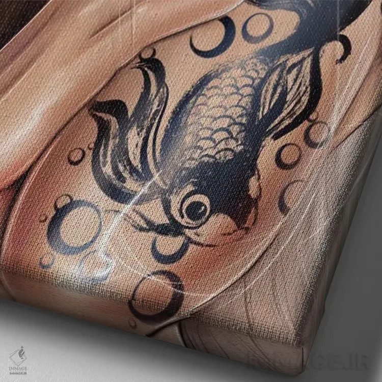 تابلو دکوراتیو دختر مدگرا با تتو اثر ارین فلیس - نمای نزدیک بافت بوم