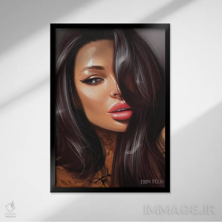 تابلو دکوراتیو زیبای مو تیره اثر ارین فلیس - نمای قابدار مشکی