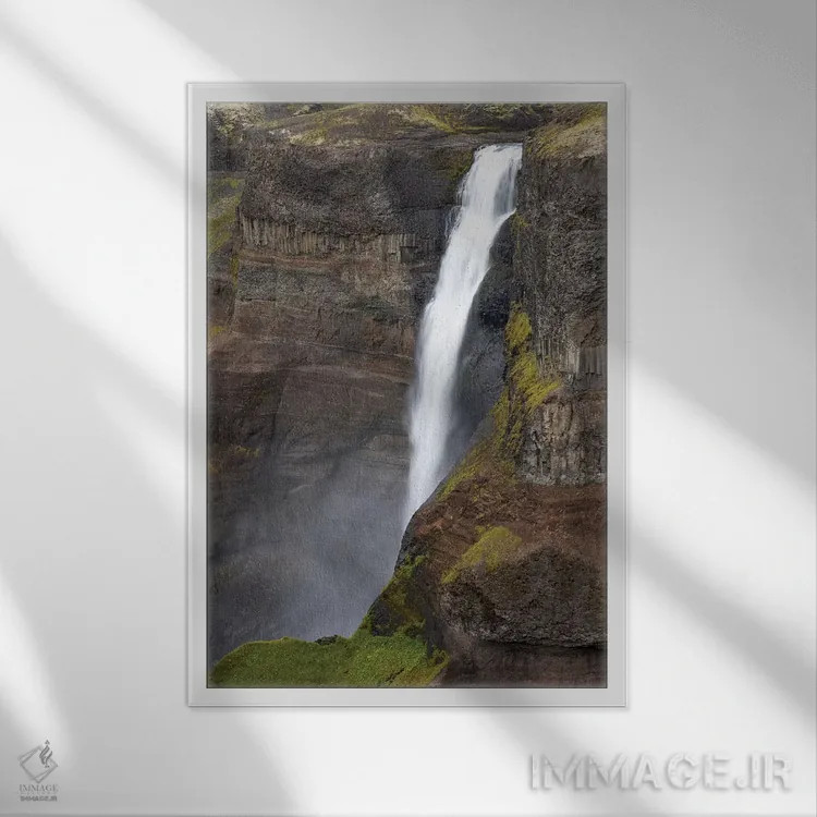تابلو دکوراتیو ایسلند، ارتفاعات جنوبی، آبشار هایفوس. رود فوسا از صخره ها جاری… اثر الن گاف - نمای قابدار سفید