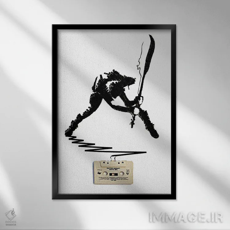 تابلو دکوراتیو گروه کلش: لندن کالینگ اثر اریکا آیریس - نمای قابدار مشکی