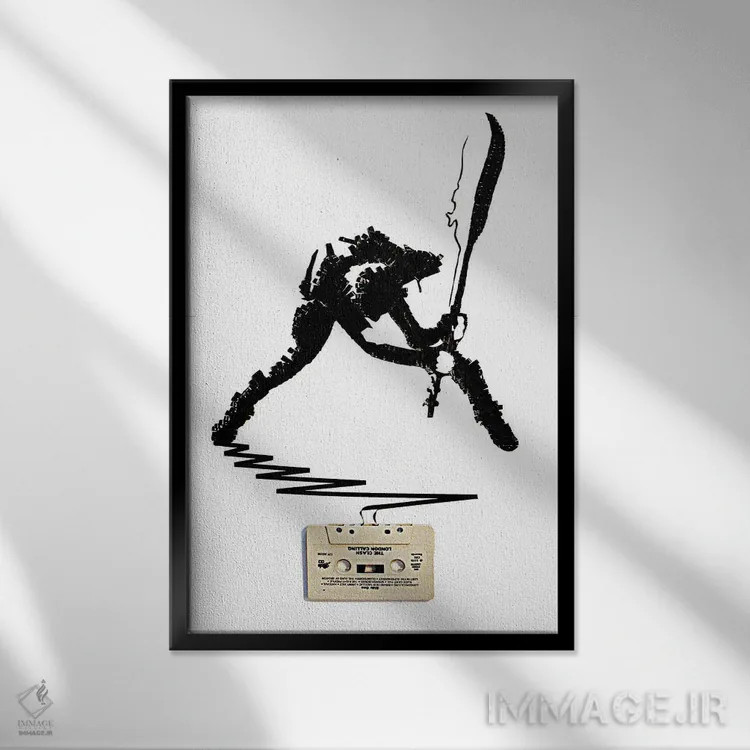 تابلو دکوراتیو گروه کلش: لندن کالینگ اثر اریکا آیریس - نمای قابدار مشکی