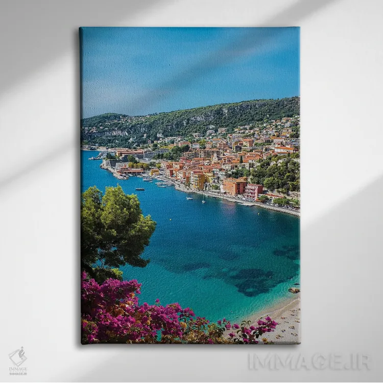 تابلو دکوراتیو ریویرای رنگارنگ فرانسه اثر مانجیک پیکچرز - نمای روبهرو روی دیوار