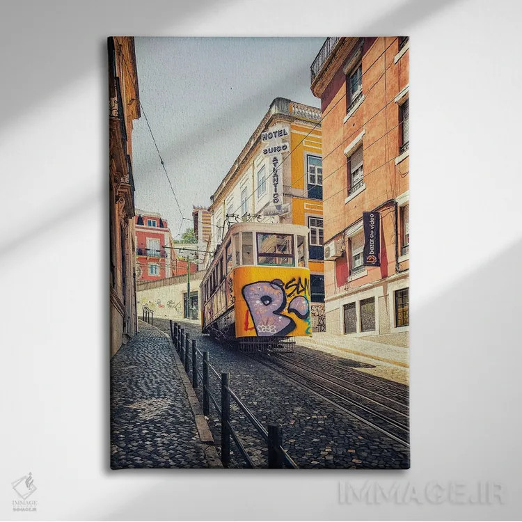 تابلو دکوراتیو تراموا در لیسبون اثر مانجیک پیکچرز - نمای روبهرو روی دیوار
