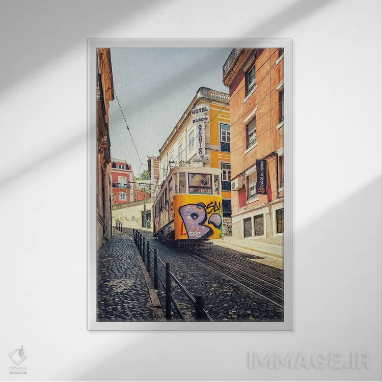 تابلو دکوراتیو تراموا در لیسبون اثر مانجیک پیکچرز - نمای قابدار سفید