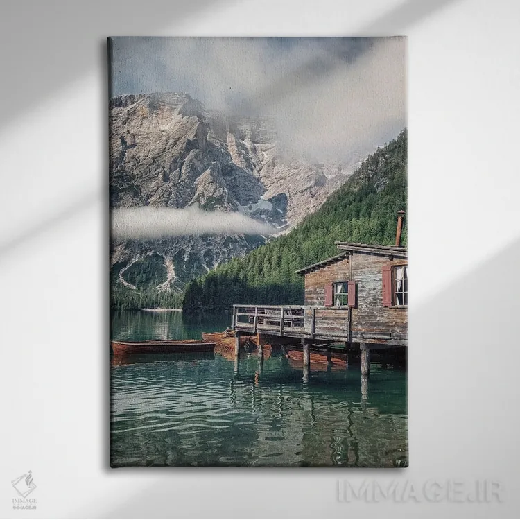 تابلو دکوراتیو کلبه ای کنار دریاچه اثر مانجیک پیکچرز - نمای روبهرو روی دیوار