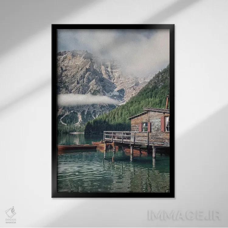 تابلو دکوراتیو کلبه ای کنار دریاچه اثر مانجیک پیکچرز - نمای قابدار مشکی