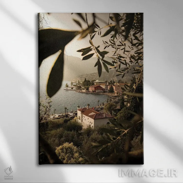 تابلو دکوراتیو دریاچه گاردا توربوله با قاب اثر انزو رومانو - نمای روبهرو روی دیوار