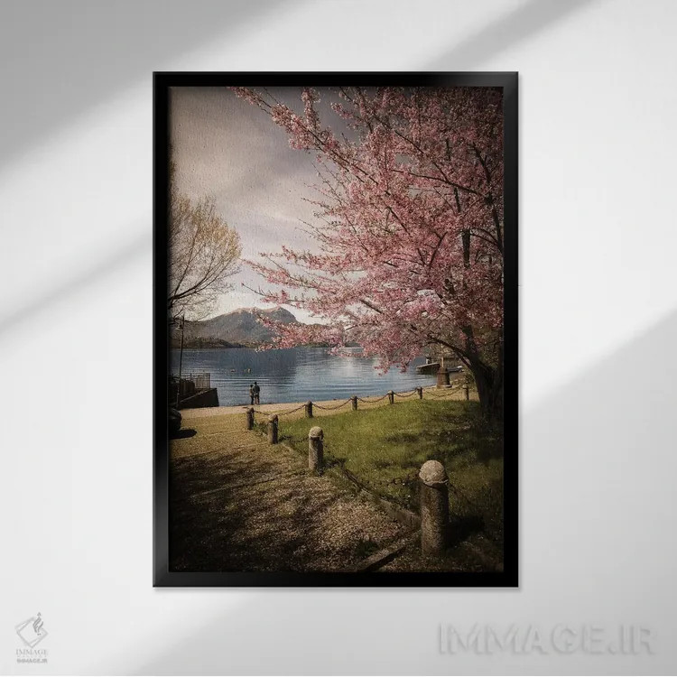 تابلو دکوراتیو شکوفه گیلاس روی دریاچه کومو اثر انزو رومانو - نمای قابدار مشکی