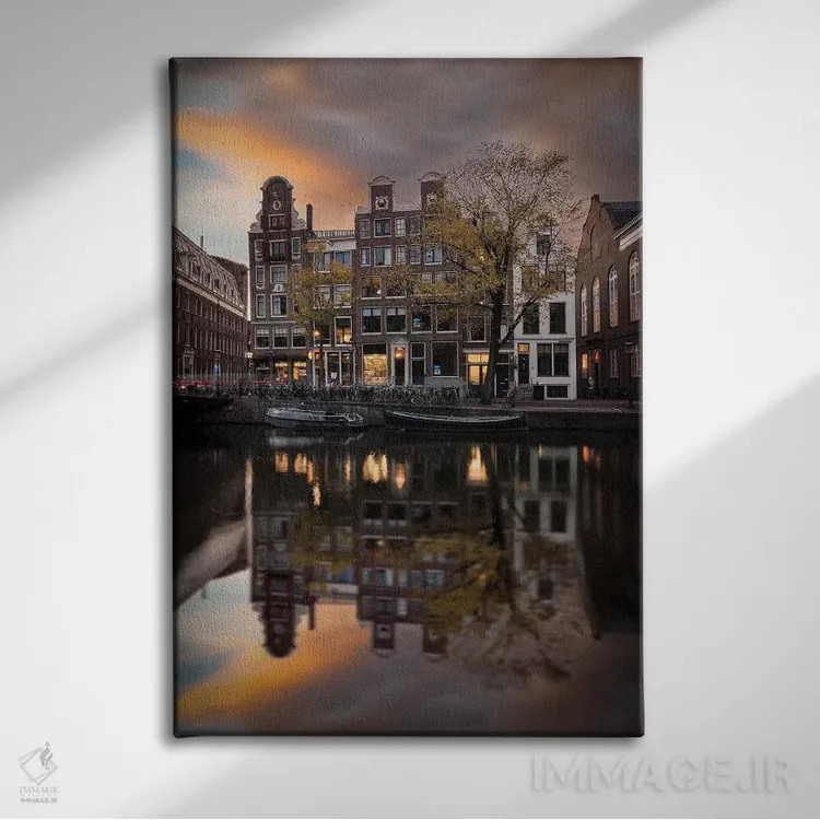 تابلو دکوراتیو بازتاب های آمستردام اثر انزو رومانو - نمای روبهرو روی دیوار