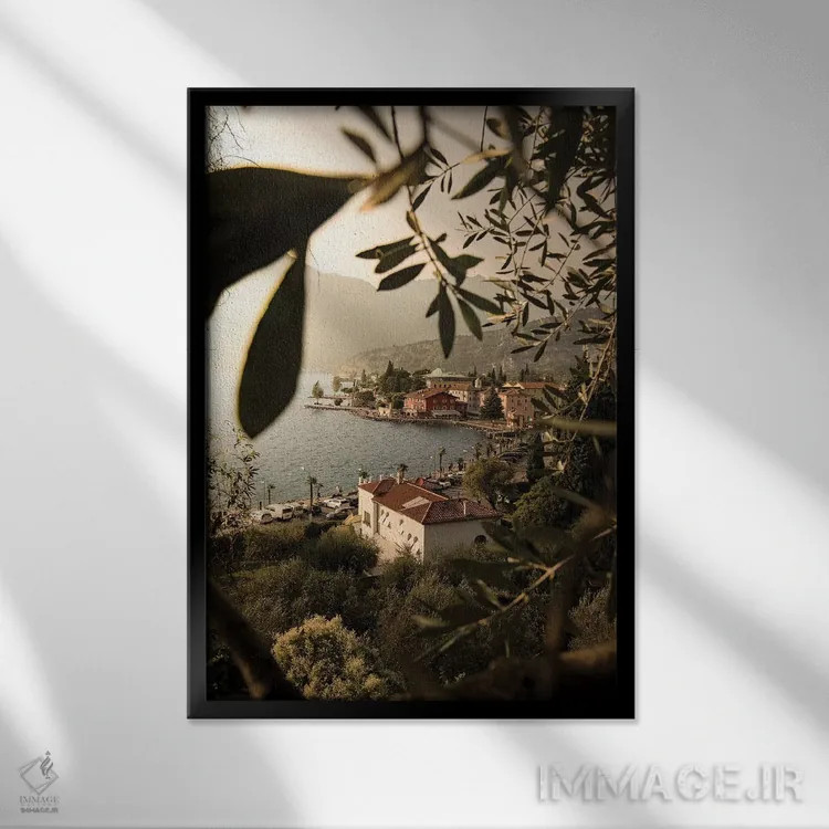 تابلو دکوراتیو دریاچه گاردا توربوله با قاب اثر انزو رومانو - نمای قابدار مشکی