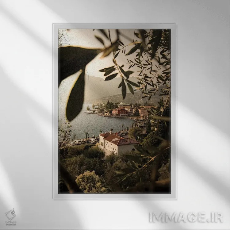 تابلو دکوراتیو دریاچه گاردا توربوله با قاب اثر انزو رومانو - نمای قابدار سفید