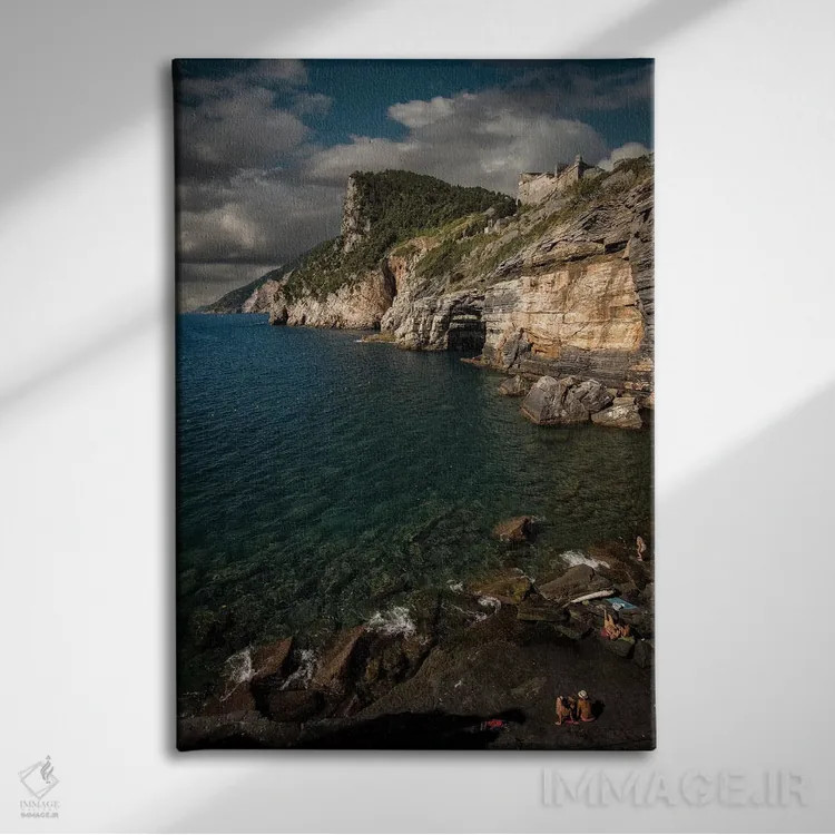 تابلو دکوراتیو صخره های پورتو ونره اثر انزو رومانو - نمای روبهرو روی دیوار