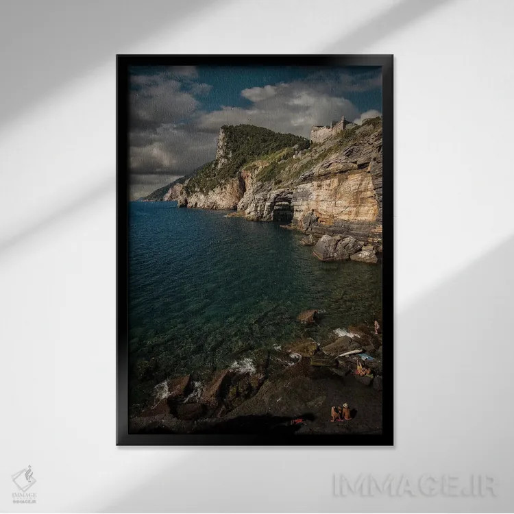 تابلو دکوراتیو صخره های پورتو ونره اثر انزو رومانو - نمای قابدار مشکی