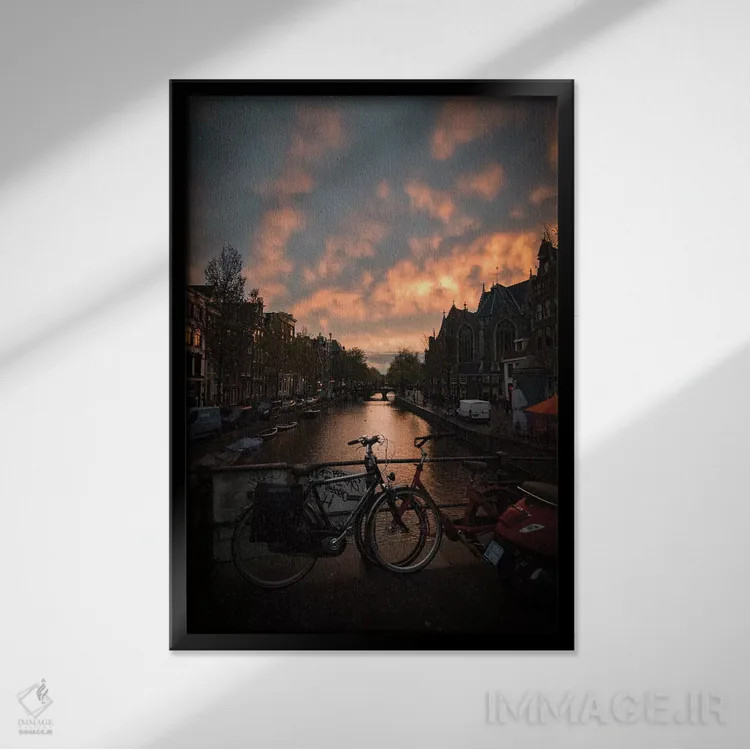 تابلو دکوراتیو غروب در آمستردام اثر انزو رومانو - نمای قابدار مشکی