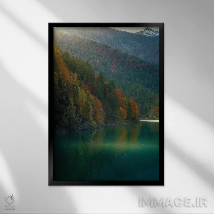 تابلو دکوراتیو دریاچه سائوریس در پاییز اثر انزو رومانو - نمای قابدار مشکی