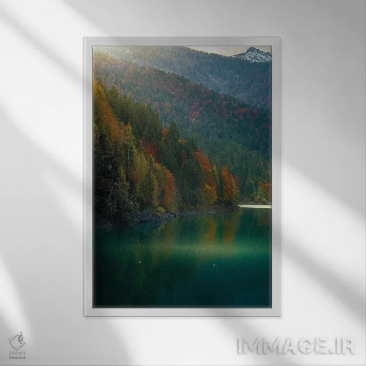 تابلو دکوراتیو دریاچه سائوریس در پاییز اثر انزو رومانو - نمای قابدار سفید