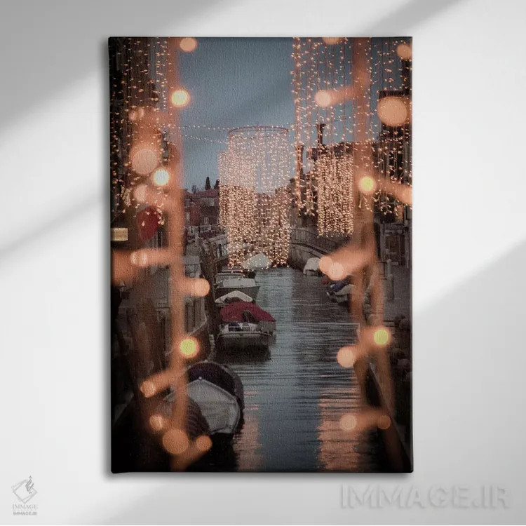 تابلو دکوراتیو ونیز چراغ ها II اثر انزو رومانو - نمای روبهرو روی دیوار